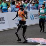 Robots chinos compitieron contra humanos en la primera media maratón humanoide del mundo. Perdieron por más de 1 km.