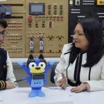 Bluey, el robot ecuatoriano que enseña colores y desafía a preescolares con juego y tecnología.